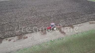农业和农业-拖拉机在早春的空中镜头下犁田